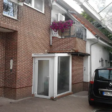 Large holiday property right by the outdoor pool & S-Bahn Berlin (15 minutes to the center)