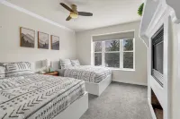 Double Queen Suite  - Five Guests - Secluded Views