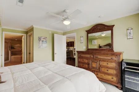 4 Bed W/ Pool Steps to the Beach/Ride