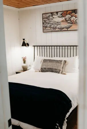 Updated cabin walking distance to both restaurants and amazing hiking trails!