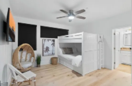 BEACH FRONT BOHO DREAM. Walk to Everything -Great for large Parties LOWER UNIT