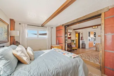 Vintage Joshua Tree Park Gem! Old Dale Ranch Retreat on private 5 acres. Hotels near Sky’s The Limit Observatory and Nature Center