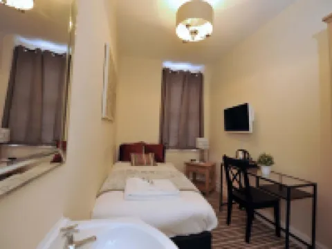 Gail's Guest House Hotels in Barry