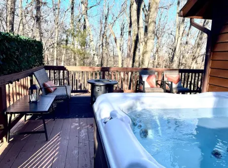 Charming 4-bedroom home with Hot Tub and Pool Table in Massanutten Resort