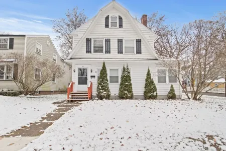 3-Bedroom Private Home with Game Room, Fully Fenced, Near Lake Ontario Shoreline