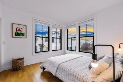 🏳️‍🌈 Modern 2-Bedroom East End Condo 🚗 2 Car Parking 😎 Steps from the Beach Hotel dekat Luchima