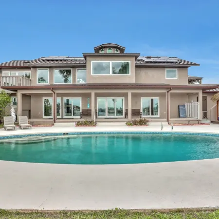 Coco Sands Riverfront Pool Home w/5 Bedrms - 3 min to the beach
