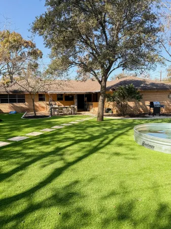 River Run Retreat - Cowboy Pool, Fire Pit & Pool Table! Close to Campus & River