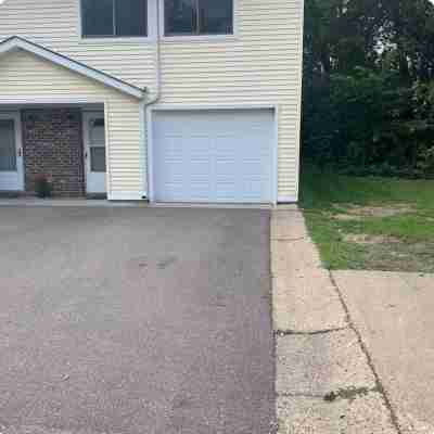 3-bedroom townhome in Eagan MN close to the Mall of America, and MSP Airport. Hotel Exterior