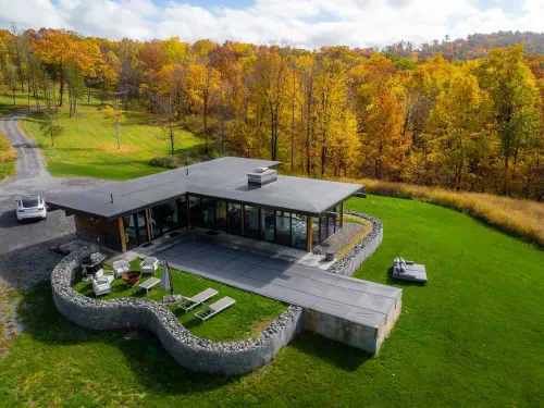 Modern Glass House with Pool & Catskill views in Hudson Valley فنادق في غرينبورت
