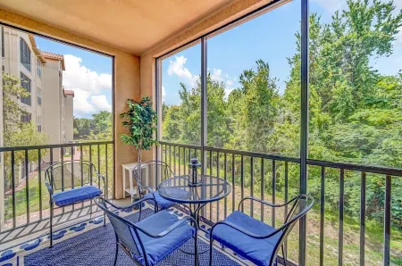 Charming 3-bedroom condo with WiFi, fitness room in Tremendous Davenport