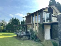 De Villa Istana Bunga by HouseinBandung Hoteller i Karyawangi