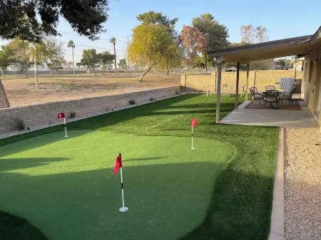 Charming golf course home in Tempe, everything you need for a relaxing stay Отели рядом с достопримечательностью «Painting with a Twist»