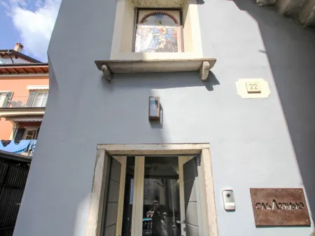 Adriano Отели рядом с достопримечательностью «Compagnia Del Lago Azienda Floricola Di Paolo Zacchera»