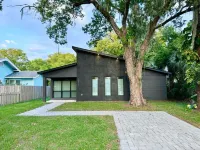 The Butterfly House: with sauna and fully-fenced yard