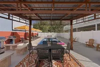 New 3BR/2BA: Private Hot Tub + Shared Pool, Sauna & Outdoor PingPong 1Hr to Zion