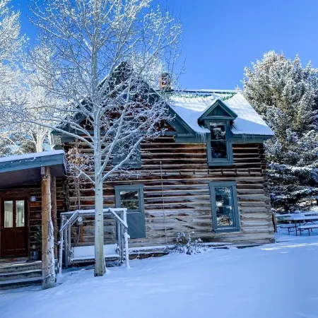 Charming log house in Snowmass with all the amenities.