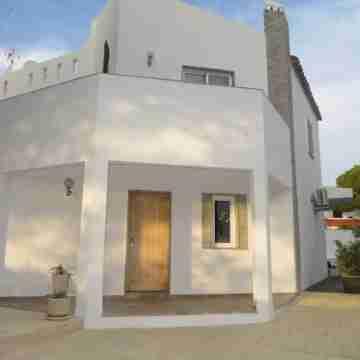 Luxury Villa with Private pool walking distance to beach and Marina! Hotel Exterior