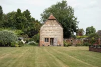 The Dovecote, Historic Cottage in a Peaceful Garden Hotel di 