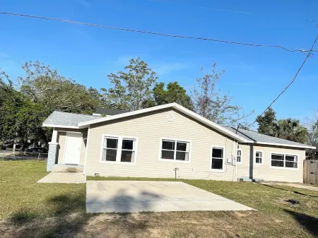 Spacious 4-bedroom house in enjoyable Pensacola with AC, WiFi