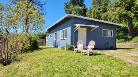 Panoramic View 2br on Hill in Uptown Oakridge Отели в г. Окридж