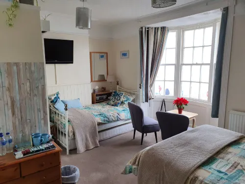 Lyndale Guest House - Beach