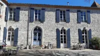 Au Bonheur d'Alphonse Hotel di Lusignan-Petit