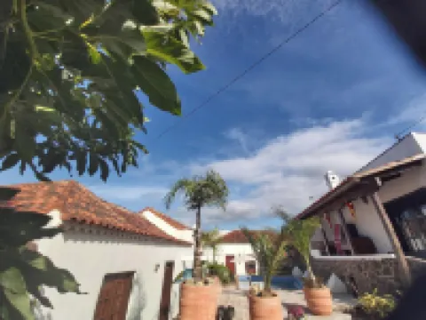 Villa-Sleeps4-Parking-Garden-Pool-NearAirport