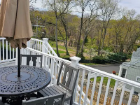 Tranquil Modern Upstairs Apt. Walk to Restaurants & Beach! Off-Street Parking, Hotels in Greenwich