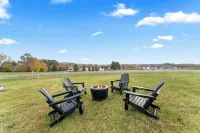 Lake access w/hot tub, game room,boat slip, kayaks & more