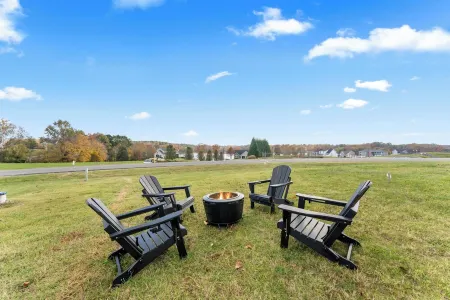 Lake access w/hot tub, game room,boat slip, kayaks & more