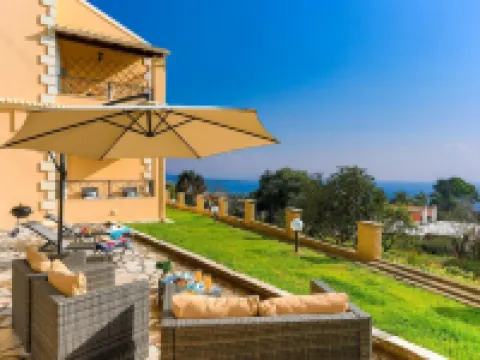 ヴィラ シーサンライズ イン ペラマ ペラマのホテル