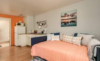 Bright & Cozy Mid Town Zen Yard Studio!