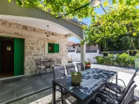 Charming Retreat With Lush Garden, BBQ & Sunlit Terrace Near Bibinje Beaches Hôtels à proximité de : Jetski Center
