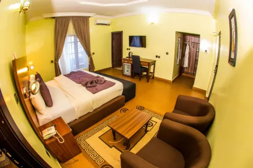 Nandas Hotel - parking