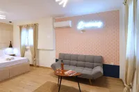 Petralona, a Sweet and Cozy Apartment Hotel in zona to Treno sto Rouf railway carriage theater