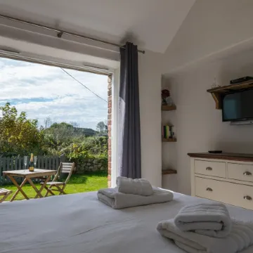 The Dairy - Luxury Cottage, Hot Tub and Summer House, Countryside Views, Pet Friendly