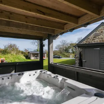 The Dairy - Luxury Cottage, Hot Tub and Summer House, Countryside Views, Pet Friendly
