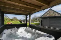 The Dairy - Luxury Cottage, Hot Tub and Summer House, Countryside Views, Pet Friendly