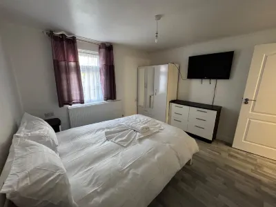 Charming 3B Home in East London - Cozy & Central Các khách sạn gần The Learning and Enterprise College Bexley