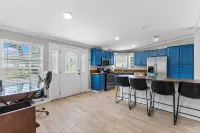 Cozy Coastal Retreat By Venice Beach!