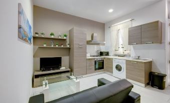 Modern 1Br Maisonette Steps from the Promenade