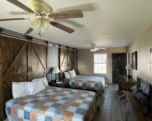 Four Horsemen Hotel Hotels in Pilot Point