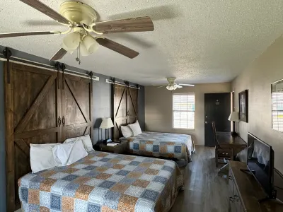 Four Horsemen Hotel Hotels in Pilot Point