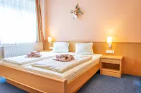Strandhotel Burgstaller Hotel dekat Wurzelpark Arriach - Gerlitzen