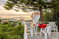 Seaside Family Haven - Avia's Spacious Getaway - parking