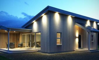 Executive Lakeside Lodge at Mullans Bay