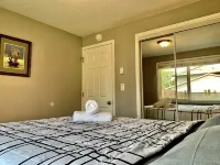 2 BR Single Story Townhouse w King Bed Hotels in Aloha