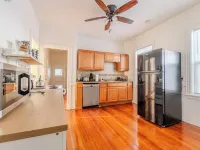 Spacious 3BDR near Harvard/5-Min Walk to Train - Davis Sq / Free Parking! Hotels in Somerville