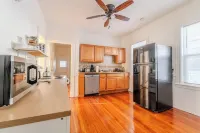 Spacious 3BDR near Harvard/5-Min Walk to Train - Davis Sq / Free Parking! Hotels in Somerville